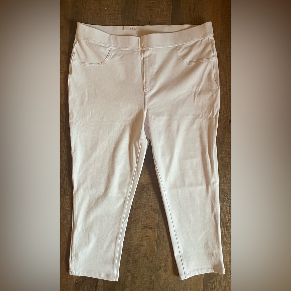 Time and Tru white stretch fitted Capris. NWT. Women’s Size XXXL (22)